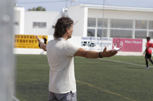 Luis Elcacho pide explicaciones por una jugada en una acción del partido ante el Binissalem.