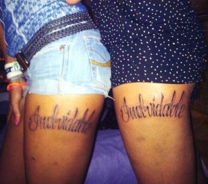 Giuls y Raky se tatuaron en el muslo la palabra 'Inolvidable'.