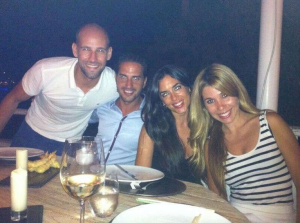 Gonzalo Miró y Natalia, amigos, sonrientes y veraneantes en Ibiza.  Foto: Twitter