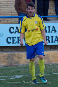 Ismael Luque Rodríguez, nuevo fichaje de la Peña, celebra un gol con el Coria.