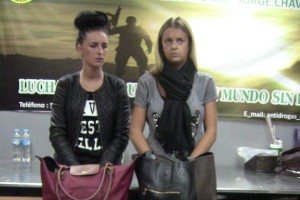 Michaella Connolly y Melissa Reid, a la derecha, en el momento de su detención en el aeropuerto de Lima.