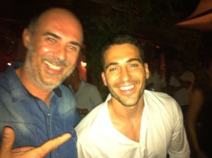 Miguel Ángel Silvestre, sonriente y bronceado, junto al jefe de relaciones públicas de Pachá, Rafa de Siria. 