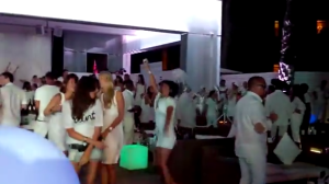 Alrededor de la piscina, los clientes del Nikki Beach bailan y mecen sus copas al ritmo de la música. 