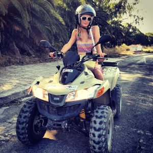 La 'celebrity', modelo, DJ, actriz y cantante Paris Hilton, a bordo de su último capricho: un quad. Foto: Instagram