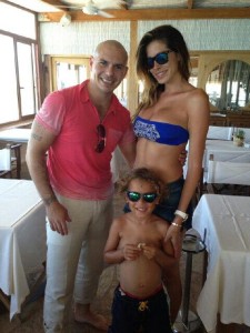 Pitbull se fotografía con Aída Yespica y el hijo de la venezolana, Aarón.