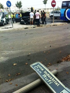 Aspecto en el que ha quedado el coche tras el impacto con las vallas protectoras de Can Bufí