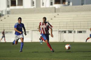 Adrián Ramos, izquierda, pugna con un rival en un lance del encuentro de ayer en Manacor. Foto: Fútbol Balear