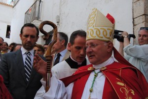 El bisbe Segura davant la capella de Sant Ciriac, amb José Ramon Bauzá escoltant.