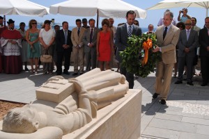 José Ramon Bauzá i Vicent Serra realitzen l'ofrena floral.