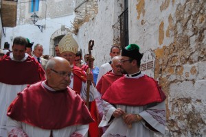 La processó baixa pels carrers de Dalt Vila.