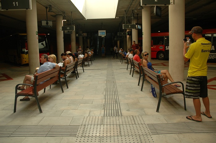 Imatge de l'interior de l'estació d'autobusos.