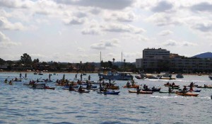 Los palistas y los practicantes de paddle surf durante la travesía hacia Cala Gració.