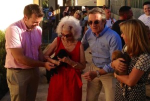 Doña Cayetana de Alba y Alfonso Díez, en su visita a la perrera municipal acompañados por Pilar Marí, alcaldesa de Vila en aquel momento y quien sostenía a Uc mientras hacían arrumacos a otro cachorro. 