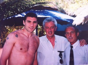 Esteban, a la derecha, posando en Malibú con el futbolista Vieri y el periodista Juanjo Fernández de Oviedo. 