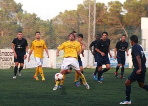 Vicent, rodeado de contrarios, durante el amistoso de pretemporada ante el Formentera. 