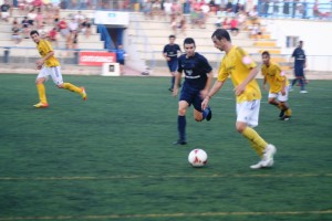 Pepe Bernal presiona a Vicent en una acción del partido disputado en Sant Rafel.