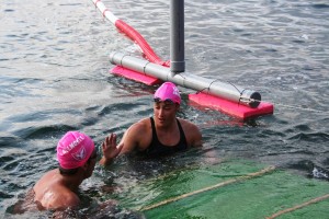 Mireia Belmonte felicita a Alberto Parrilla tras finalizar la travesía a nado a sa Cova de ses Llagostes. 