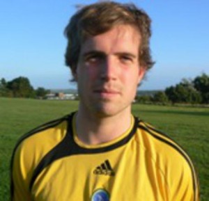 Grant Weston, con la camiseta del equipo galés de fútbol del Hundleton AFC.