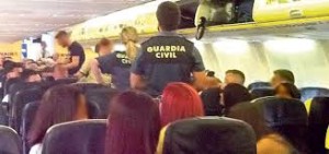 La guardia civil accedió a la aeronave tras tomar tierra en Ibiza y detuvo a cinco de los turistas.