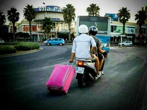 Los dos turistas pasean tranquilamente en la moto con la maleta a cuestas.