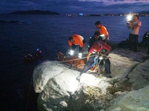 Los bomberos concluyen el rescate de la joven herida en el acantilado de Puig des Molins