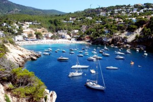 La playa de Cala Tarida está literalmente rodeada por hoteles y urbanizaciones privadas.