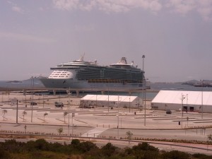 El crucero Independence of the Seas en el muelle de Botafoc. Fotos: V.R.