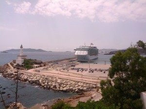 Otra imagen del crucero amarrado en el puerto de Ibiza.