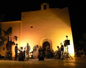 La Plaça de l'Esglèsia de Sant Francesc s'omplirà amb el jazz de La Marina Band. 