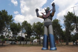 Mazinger Z, señor de Cabra del Camp, dueño de únos dominios que se limitan a un descampado.