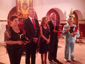 La viuda de Vicente Juan Guasch, Vicent Serra, Pilar Marí, José Cerdá, y Carmen Tur, en el escenario del claustro del Ayuntamiento de Vila