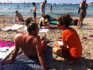 Una voluntària informant a un turista a ses Salines.