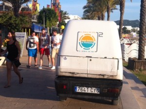 Vehicle de neteja al passeig marítim de Sant Antoni.