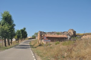 La entrada al pueblo no es muy alentadora.