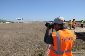 Un 'spotter' fotografía a una aeronave en el momento de tomar tierra.