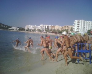 Una imagen de la salida de la Travesía de Natación Playa de Santa Eulària.