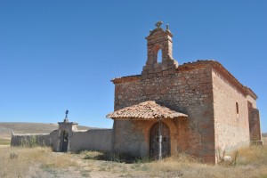 Ermita de Villanueva de Gormaz, con su cementerio al lado y la nada circundante. Fotos: D.V.