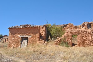 Imagen de un despoblado. Las casas abandonadas y con el techo derrumbado es un distintivo de la comarca. 