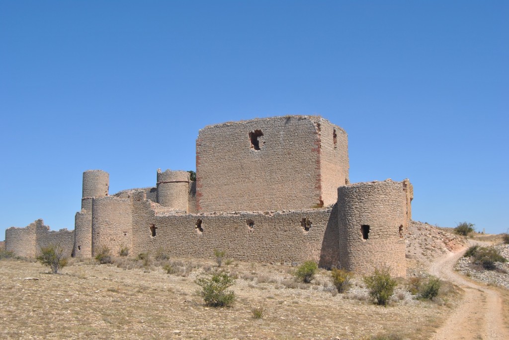 Castillo de Caracena, perdido y olvidado, una gran ruina en medio de la nada.