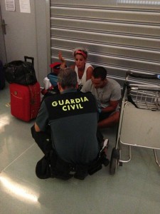 Un guardia civil dialoga con los dos pasajeros argentinos que debían coger otro vuelo en Madrid. Foto:  Twitter