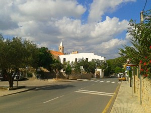 Las localidades de Sant Joan, Sant Miquel y la Cala de Sant Vicent se han visto afectadas durante la mañana del miércoles de esta caída de la línea fija. 