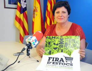 La regidora de Comerç de Sant Antoni, Maria Ramón, ha presentat les novetats de la Fira d'Estocs del municipi.