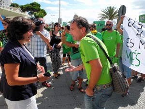 L'alcaldessa de Sant Antoni, Pepita Gutiérrez, parla amb el portaveu dels concentrats. Foto: Ajuntament de Sant Antoni.