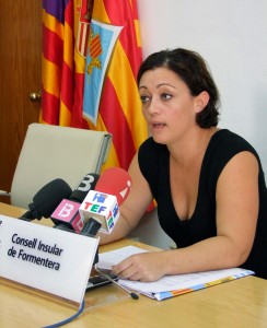 La consellera Alejandra Ferrer ha afirmat que una de les activitats que mes s’ha controlat pels efectes negatius que pot causar a la  imatge turística de Formentera, és l’ordenança que regula la publicitat dinàmica.