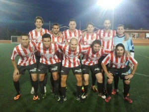 Alineación del Atlético Jesús, líder, junto al Puig d'en Valls, de la liga Regional. Foto: F. Pitiuso