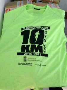 Una de las camisetas verdes que debían repartirse en la carrera de Sant Mateu y que se quedaron en su caja.