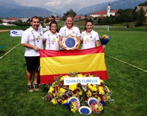 Las arqueras de Es Cubells, con Raúl Riera como entrenador, posan con sus trofeos.