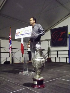 Vicent Marí, alcalde de Santa Eulària, junto a la copa que se pone en juego en el Mundial.