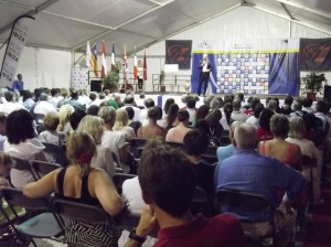 Vicent Serra, presidente del Consell d'Eivissa, se dirige a una sala repleta en el acto inaugural.