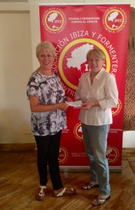 Sylvia Plant y Helen Watson, durante la entrega de la donación.